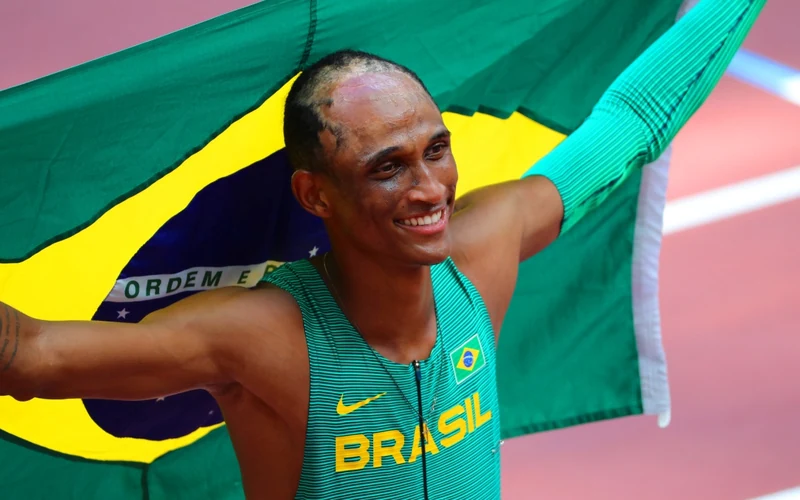 Alison dos Santos correu em 45s80 e o recorde mundial dos 400 metros com barreiras virou brasileiro