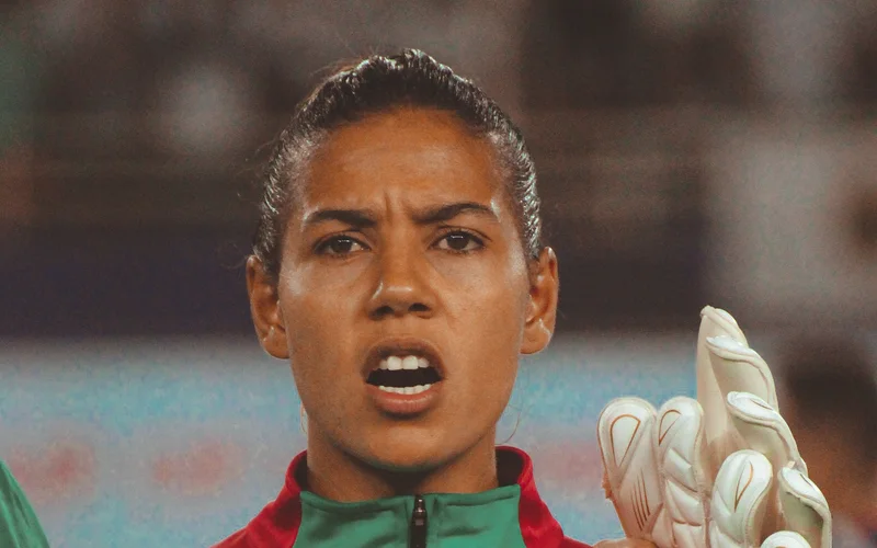 É a melhor jogadora da África. Ninguém aqui sabe o nome dela.