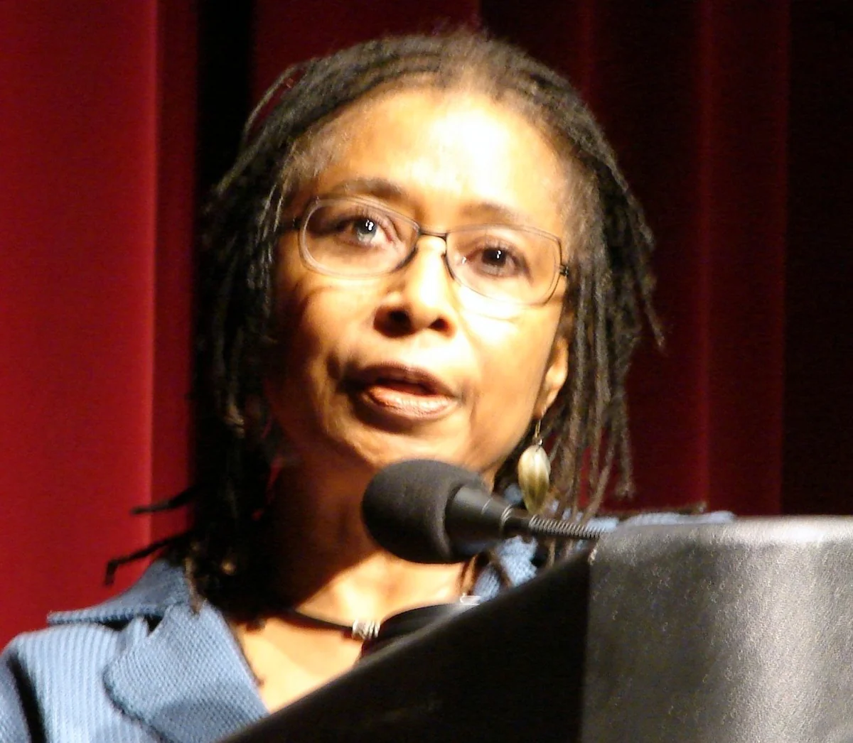 A escritora Alice Walker durante leitura p&uacute;blica