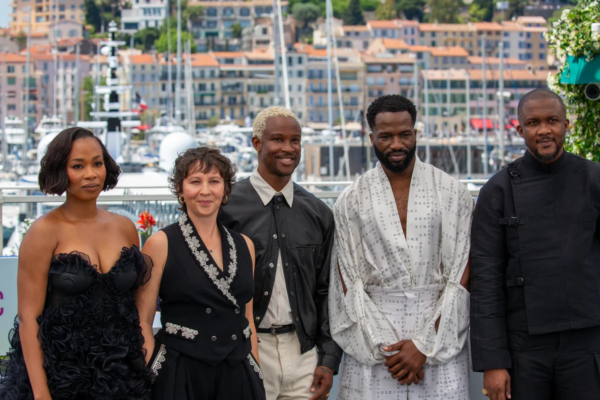 O elenco principal de A Sombra do Meu Pai no photocall do Festival de Cannes, em 2025