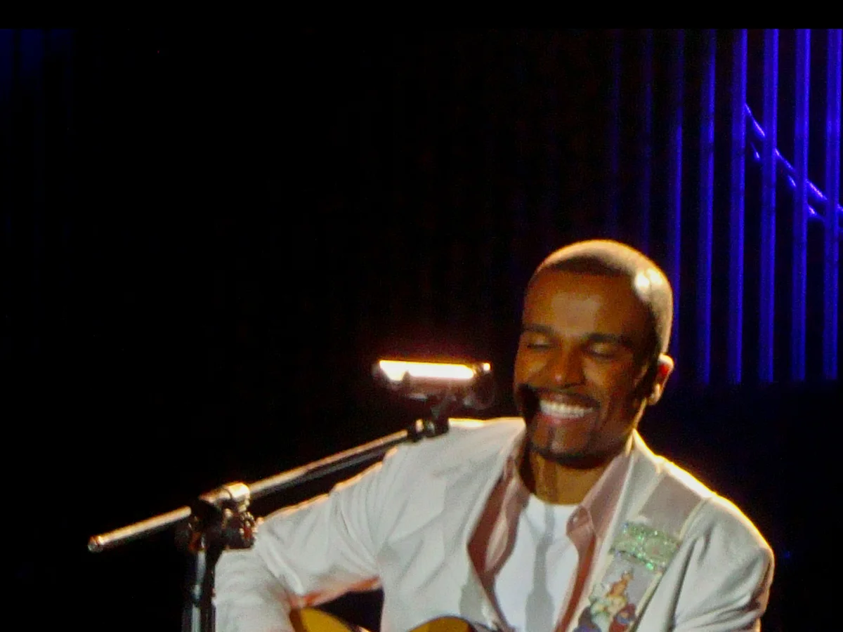 Alexandre Pires tocando viol&atilde;o em show de 2009