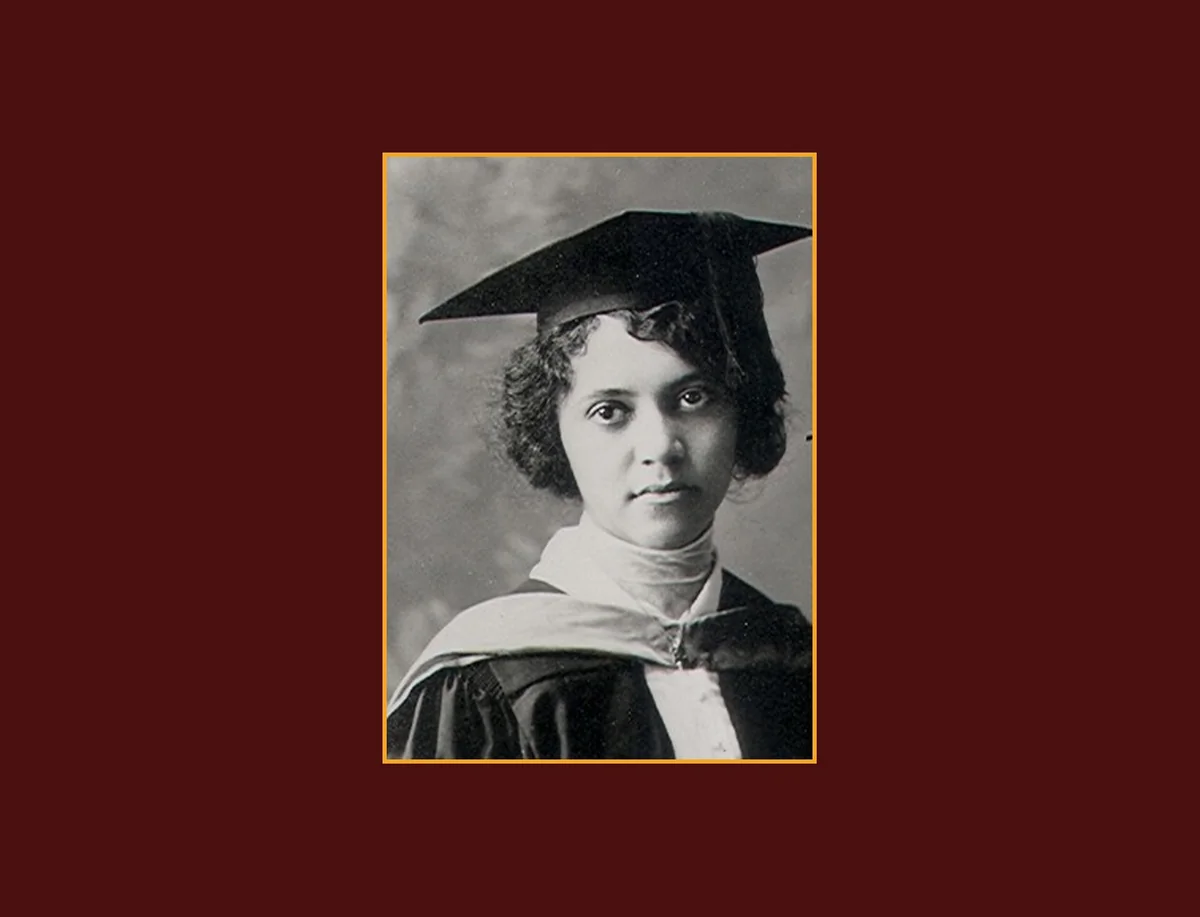 Retrato de Alice Augusta Ball em beca e capelo de formatura, em 1915