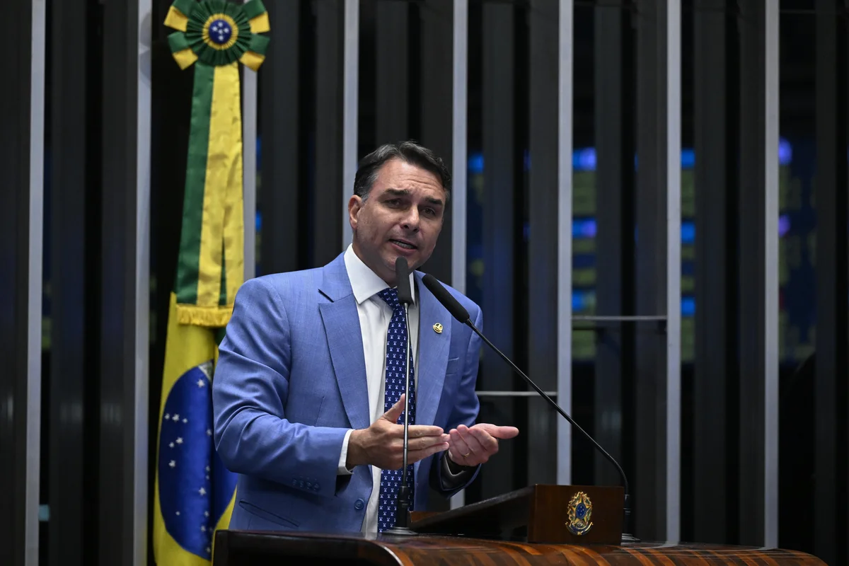 Flávio Bolsonaro discursa na tribuna do Senado ao lado da bandeira do Brasil
