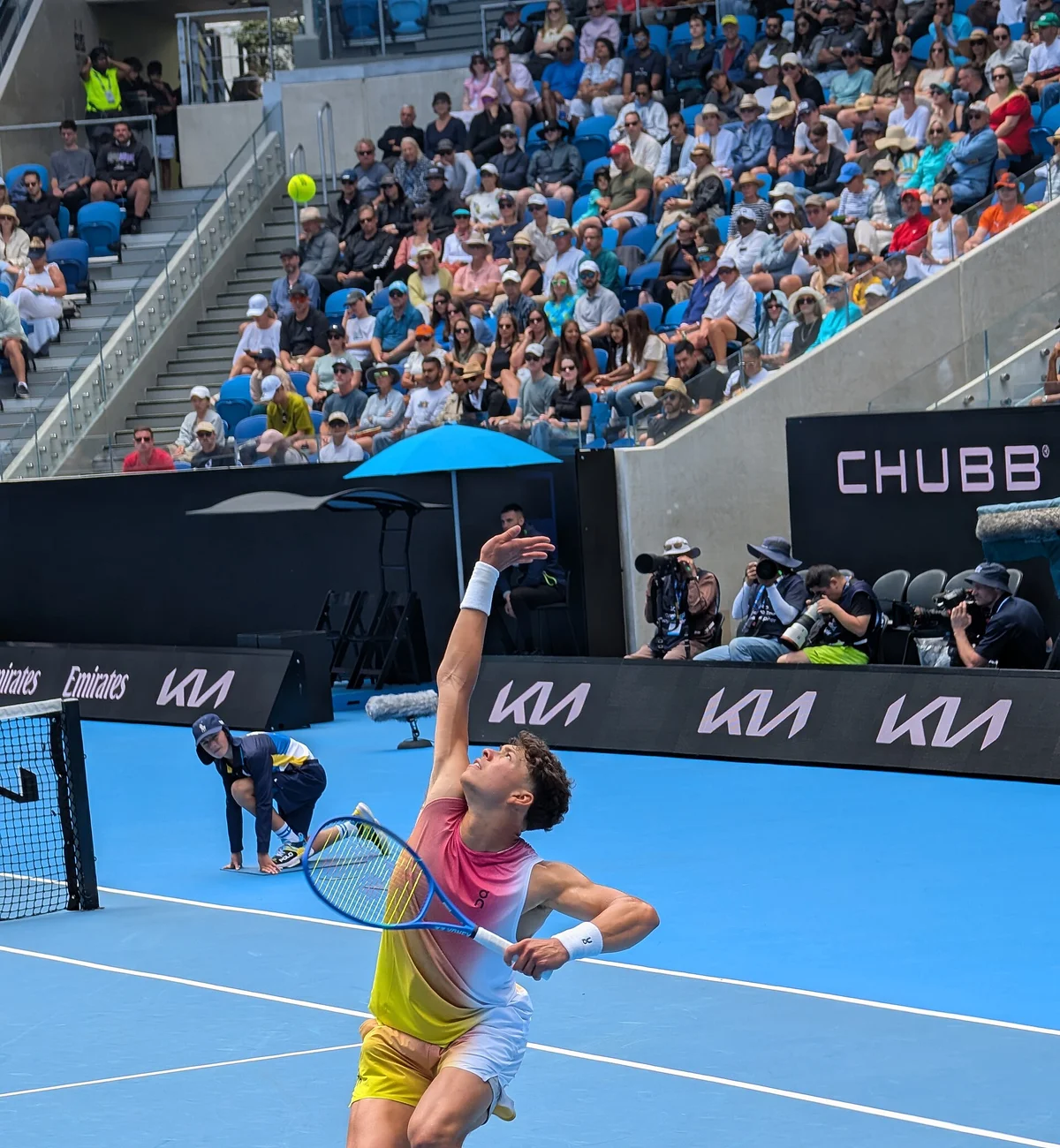 Ben Shelton sacando no Australian Open de 2025
