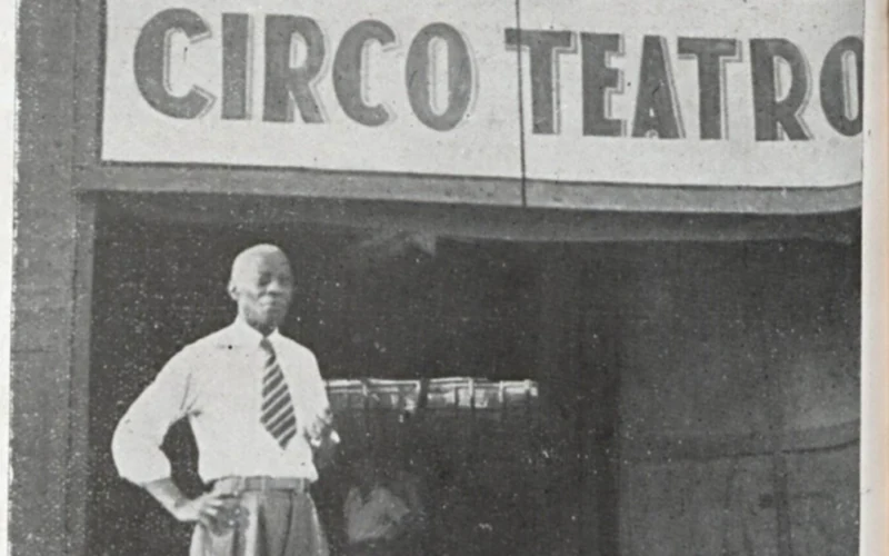 Benjamim de Oliveira em frente ao Circo Teatro Dorby, do qual era sócio e diretor teatral