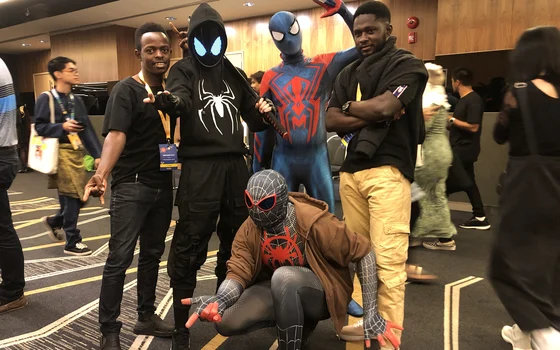 Grupo de jovens nigerianos fantasiados de Homem-Aranha em uma convenção de quadrinhos
