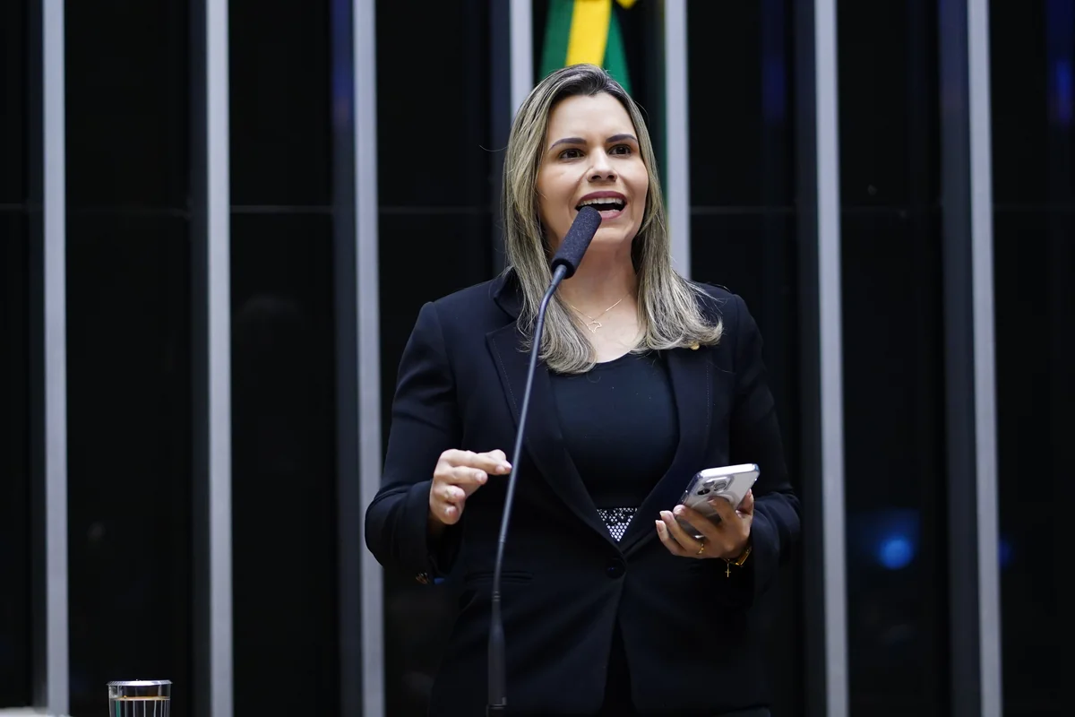A deputada Clarissa T&eacute;rcio discursa no plen&aacute;rio da C&acirc;mara dos Deputados