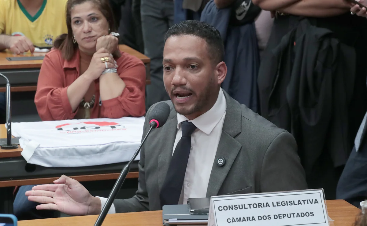 Rick Azevedo fala ao microfone em audiência pública na Câmara dos Deputados
