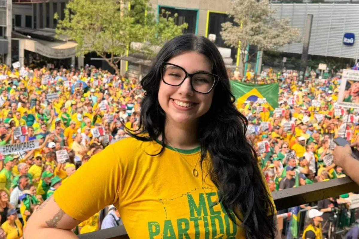 Eduarda Campopiano em passeata de campanha em 2026