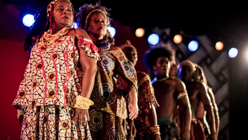 Erê faz 30 anos e o Bando de Teatro Olodum leva o espetáculo de graça para o Subúrbio Ferroviário de Salvador