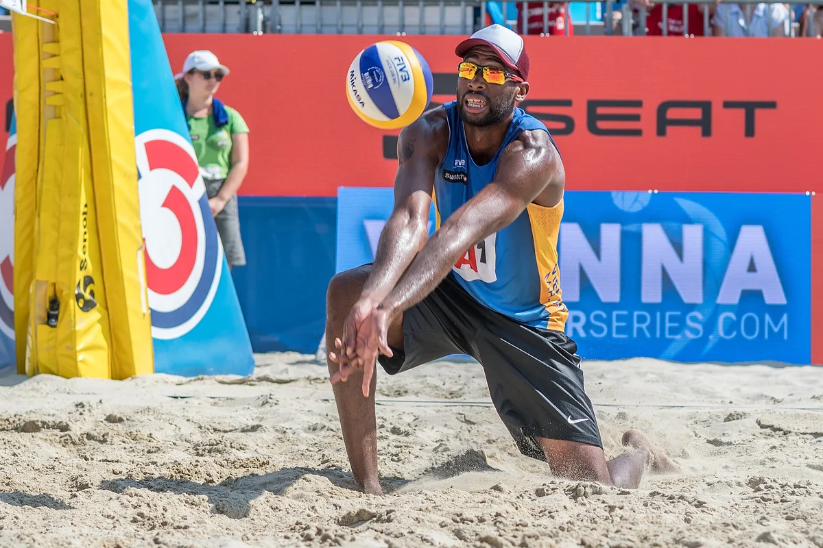Evandro Gon&ccedil;alves Oliveira J&uacute;nior defende uma bola de manchete em partida de v&ocirc;lei de praia