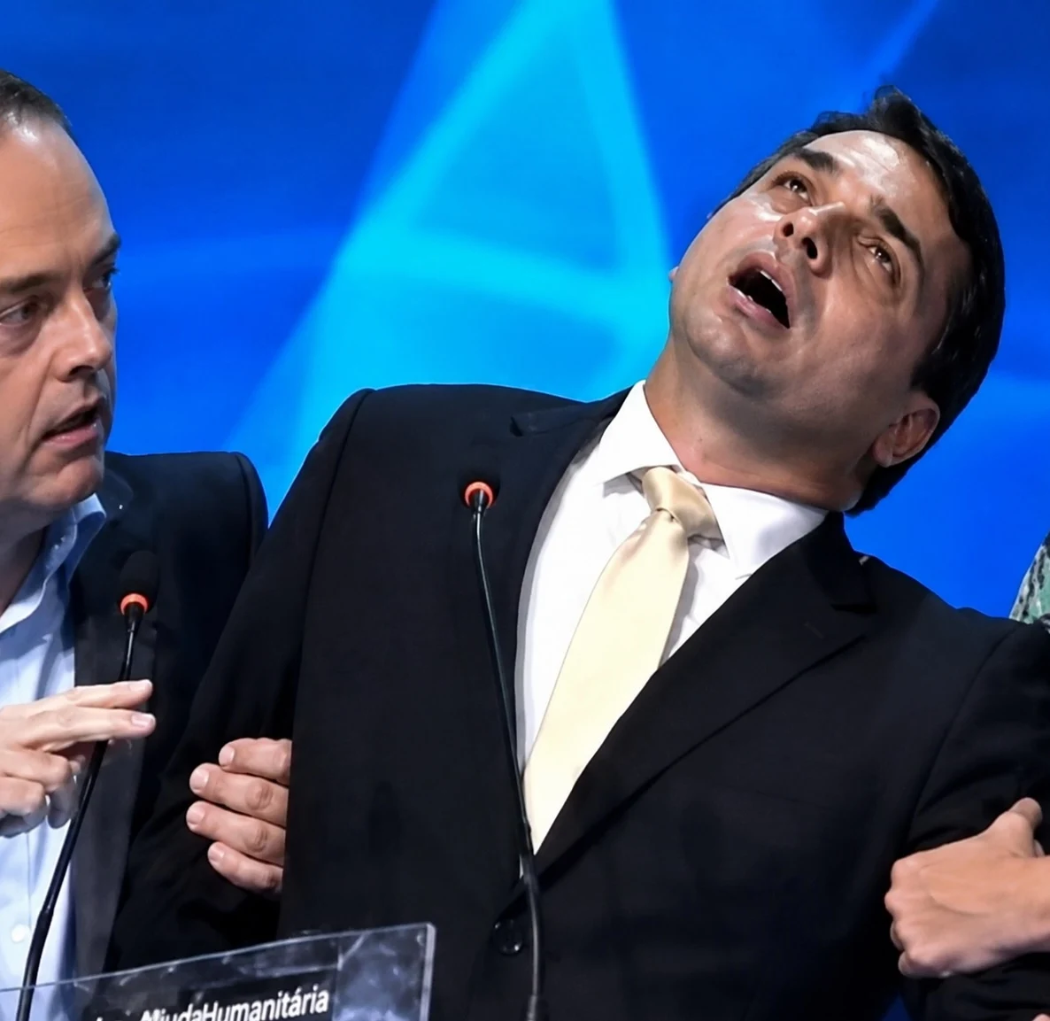 Flávio Bolsonaro amparado por assessores