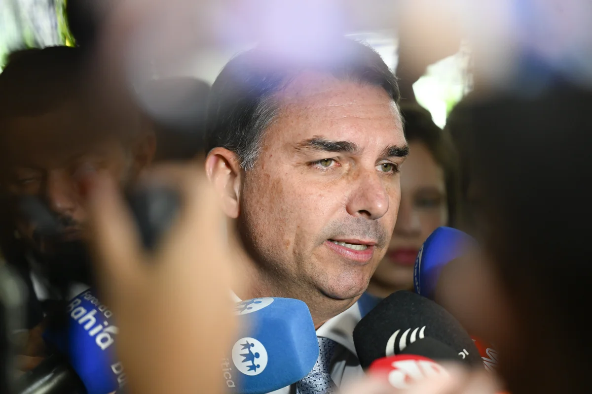 Flávio Bolsonaro fala à imprensa no Senado