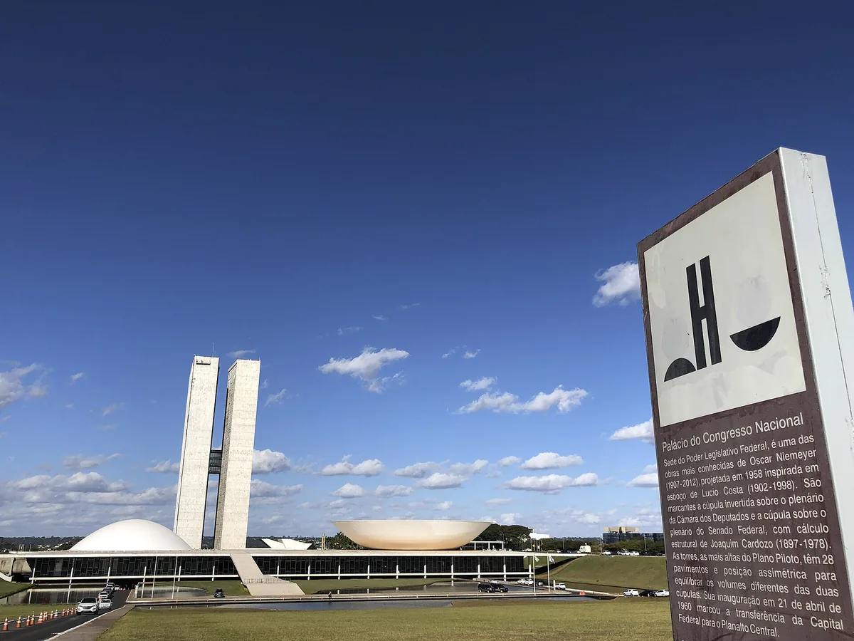 Fachada do Congresso Nacional, em Brasília, com as duas cúpulas e as torres gêmeas