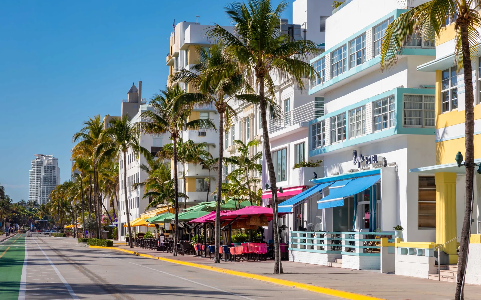 Ocean Drive, no distrito Art Déco de Miami Beach, com prédios coloridos e palmeiras