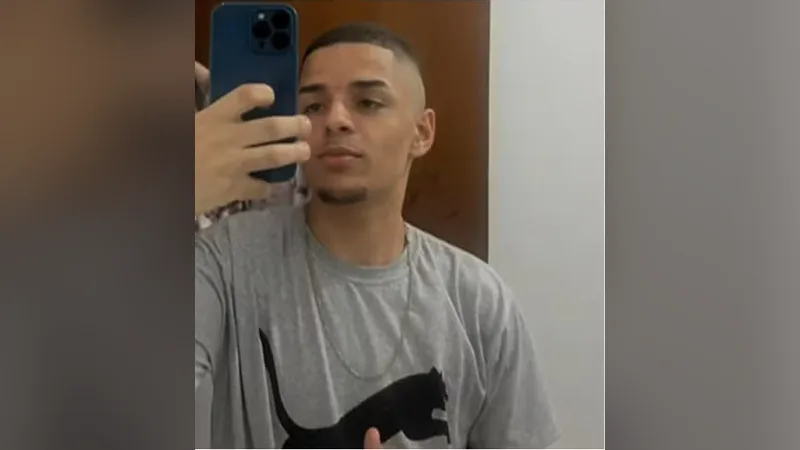 Gustavo Munis de Santana, 20 anos, numa selfie no espelho
