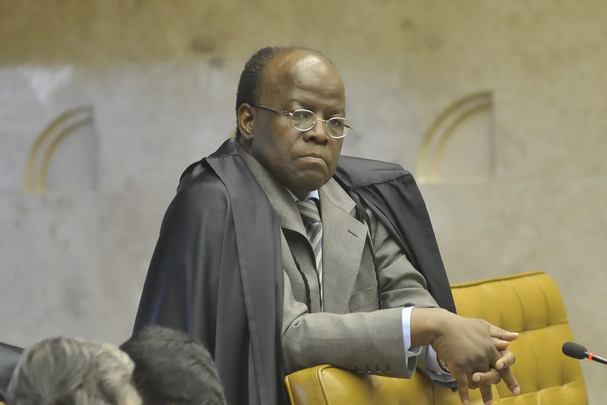 Joaquim Barbosa, de toga, no plenário do Supremo Tribunal Federal durante o julgamento do mensalão, em 2012
