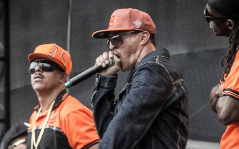 Racionais MC's no palco da Virada Cultural de 2013, em São Paulo, com Mano Brown ao microfone