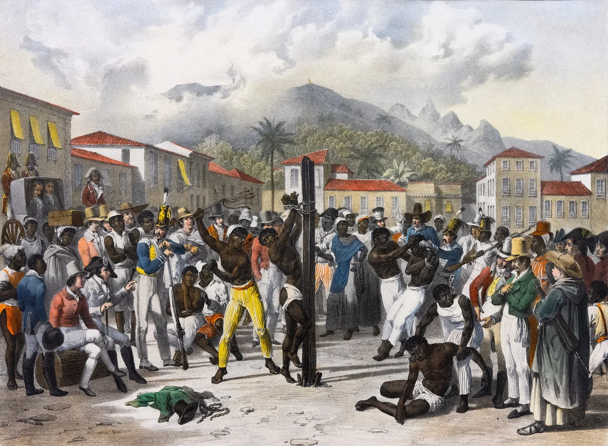 Gravura colorida de Rugendas mostra multidão numa praça do Rio de Janeiro em torno de um pelourinho onde um homem escravizado é castigado