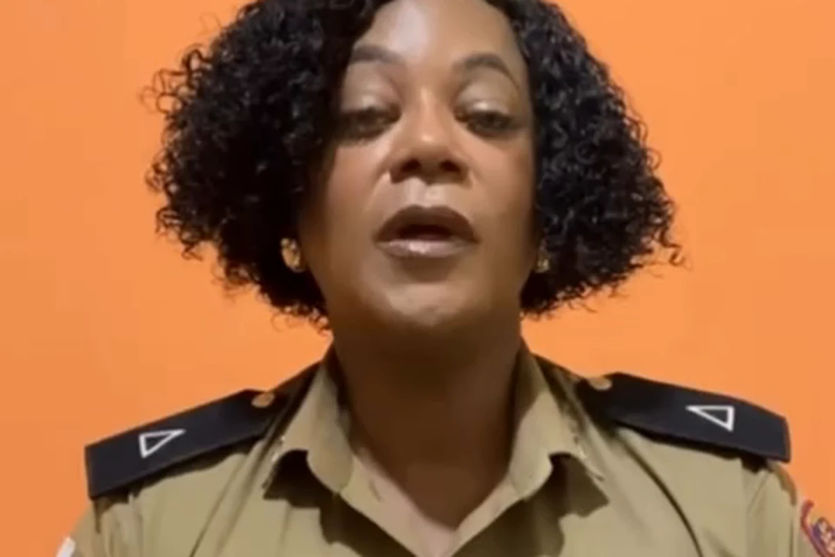 A subtenente Juliana, mulher preta de cabelo cacheado, fardada, durante o vídeo de despedida