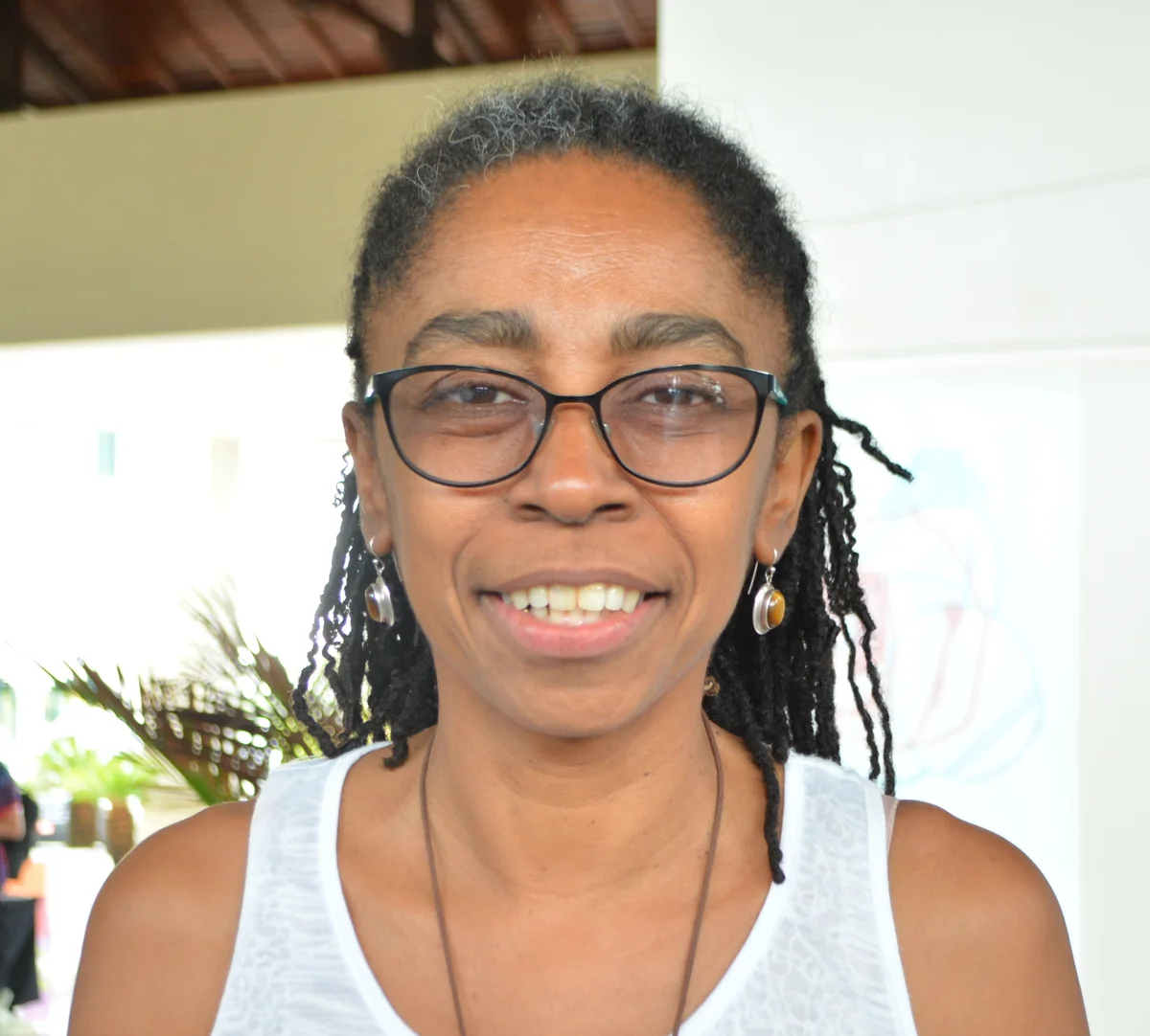 A m&eacute;dica Jurema Werneck, de &oacute;culos, sorrindo, em 2016