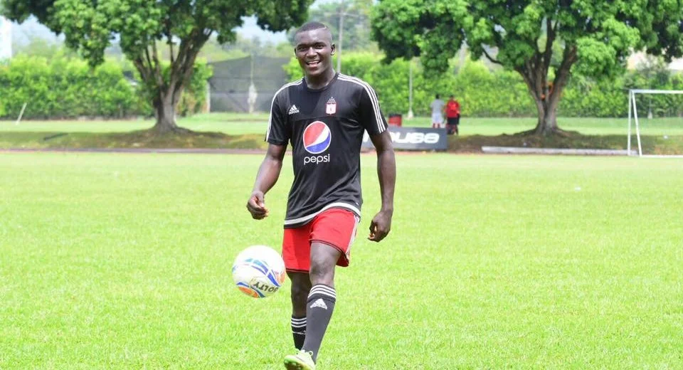 Kevin Viveros em treino, com a camisa do América de Cali, conduzindo a bola