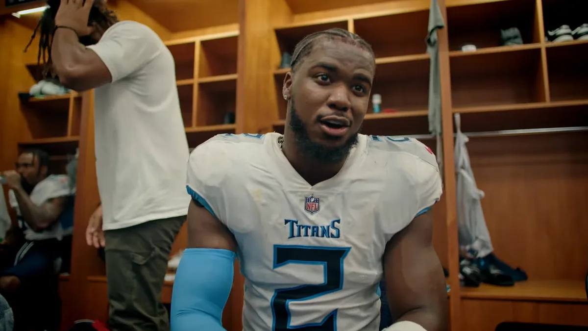 Azeez Al-Shaair sentado no vestiario, de uniforme branco do Tennessee Titans com o numero 2
