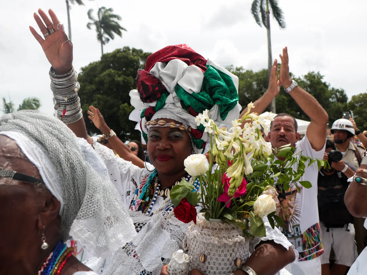 Baianas de branco com flores durante a Lavagem do Bonfim, em Salvador
