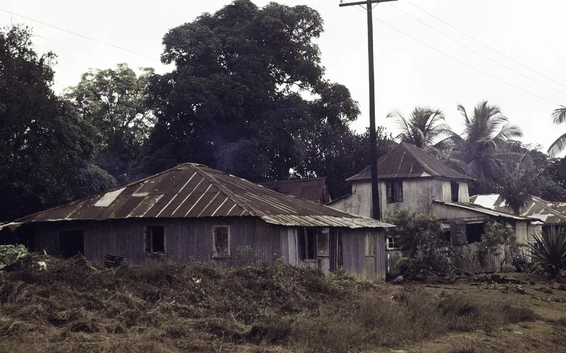 Casas dilapidadas de colonos perto de Monróvia, Libéria, 1977