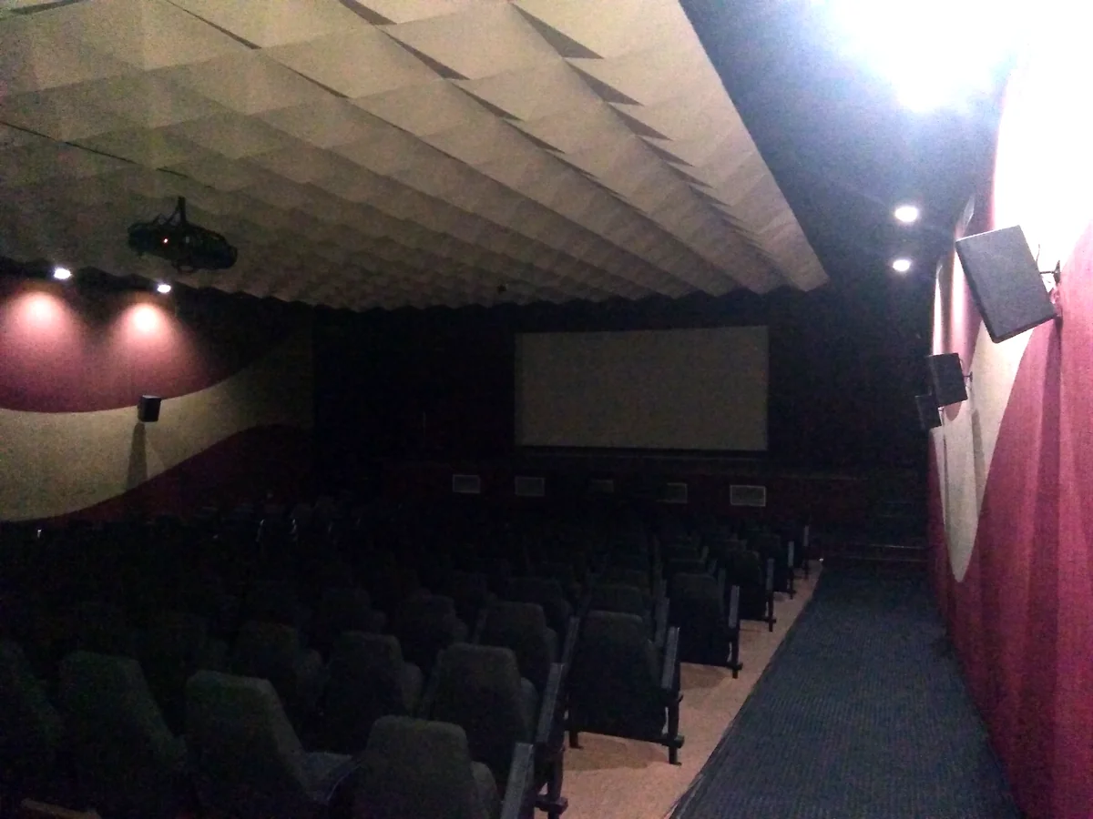 O interior da Sala Walter da Silveira, em Salvador, com a tela de proje&ccedil;&atilde;o ao fundo