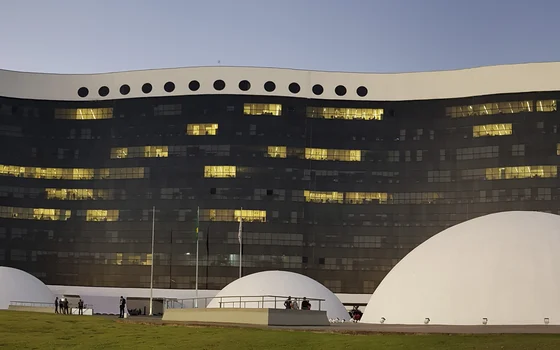 Fachada do edifício-sede do Tribunal Superior Eleitoral, em Brasília, ao entardecer