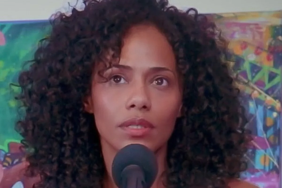 A atriz Naruna Costa em entrevista, em 2023