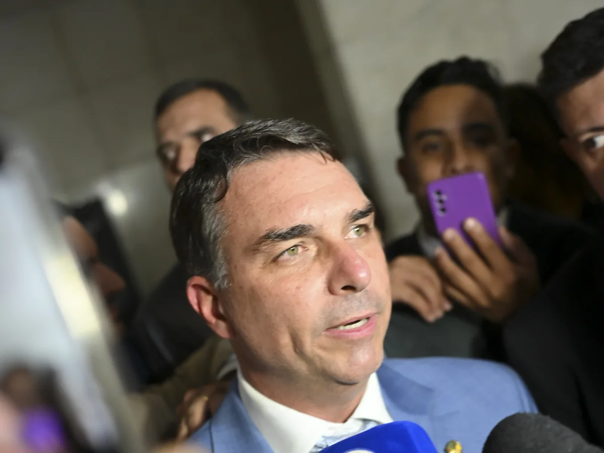 Fl&aacute;vio Bolsonaro cercado de microfones e celulares durante entrevista no Senado