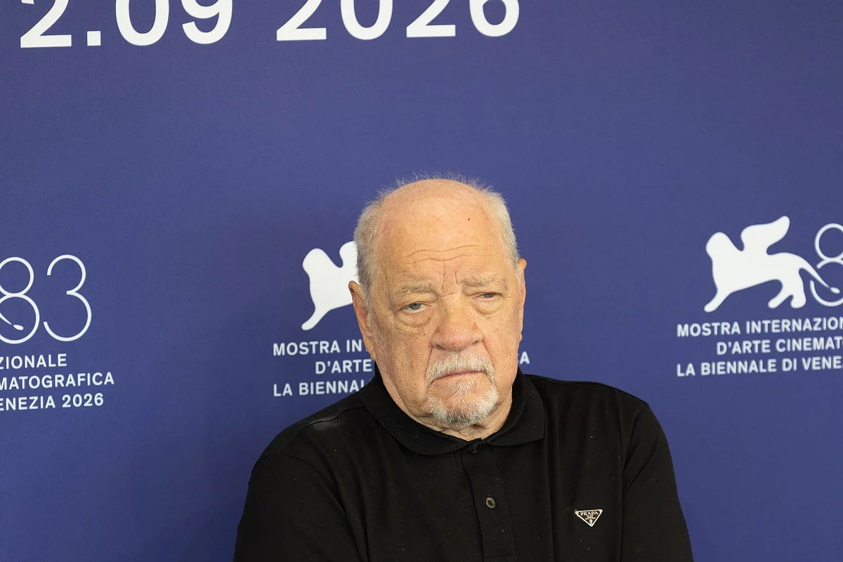 Paul Schrader de braços cruzados no photocall do Festival de Veneza de 2026