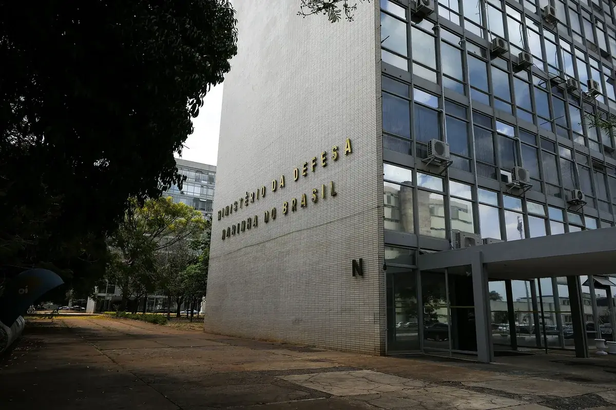 Vista da Esplanada dos Ministérios, em Brasília, com os prédios enfileirados