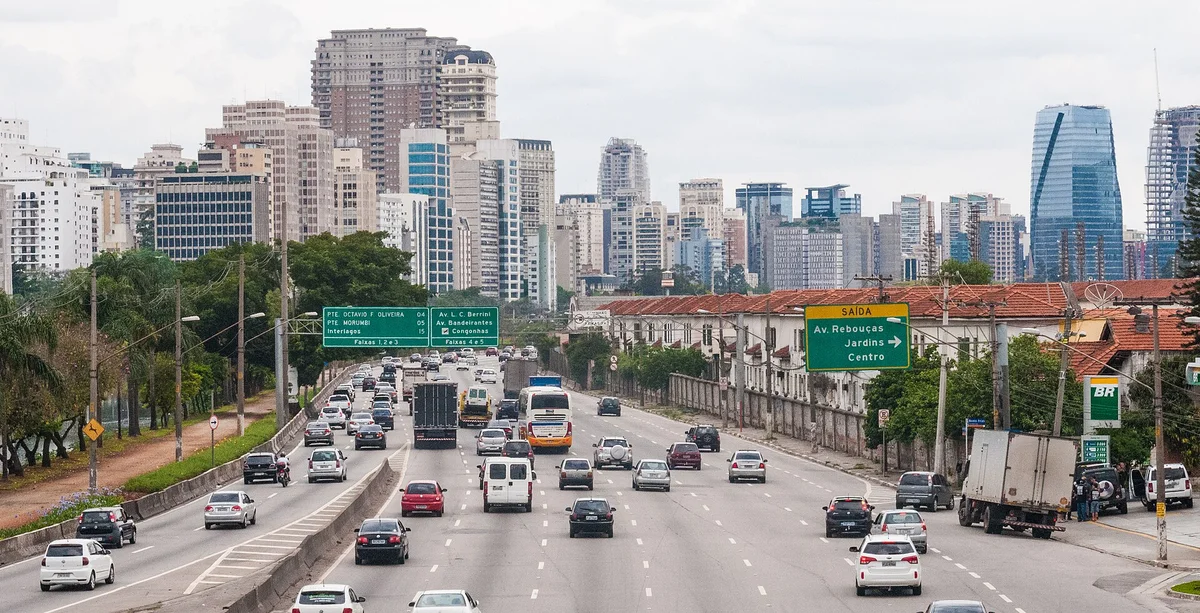 Vista da Marginal Pinheiros, em S&atilde;o Paulo, com tr&aacute;fego nas pistas e os pr&eacute;dios da cidade ao fundo