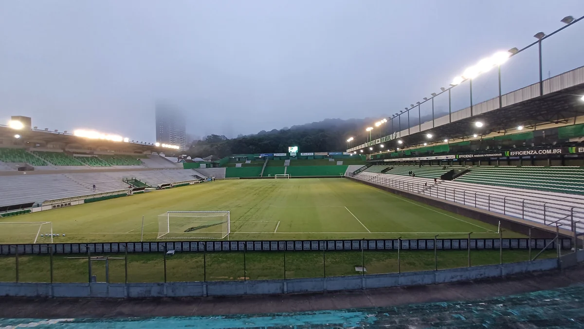 Est&aacute;dio Alfredo Jaconi vazio, com refletores acesos e neblina sobre a arquibancada