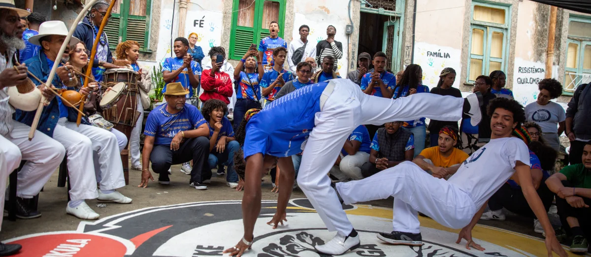Roda de capoeira no quintal do Quilombo Ferreira Diniz, na Gl&oacute;ria, no Rio