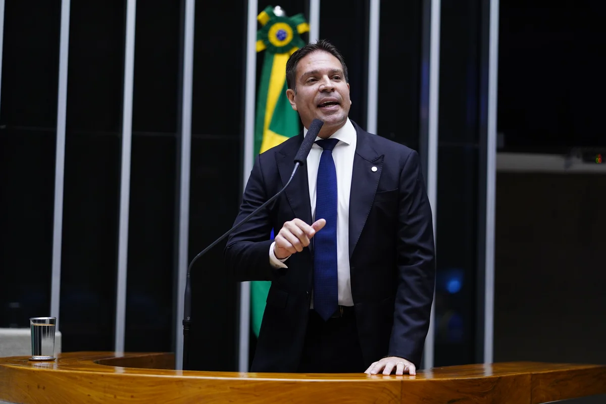 Alexandre Ramagem discursa no plenário da Câmara dos Deputados