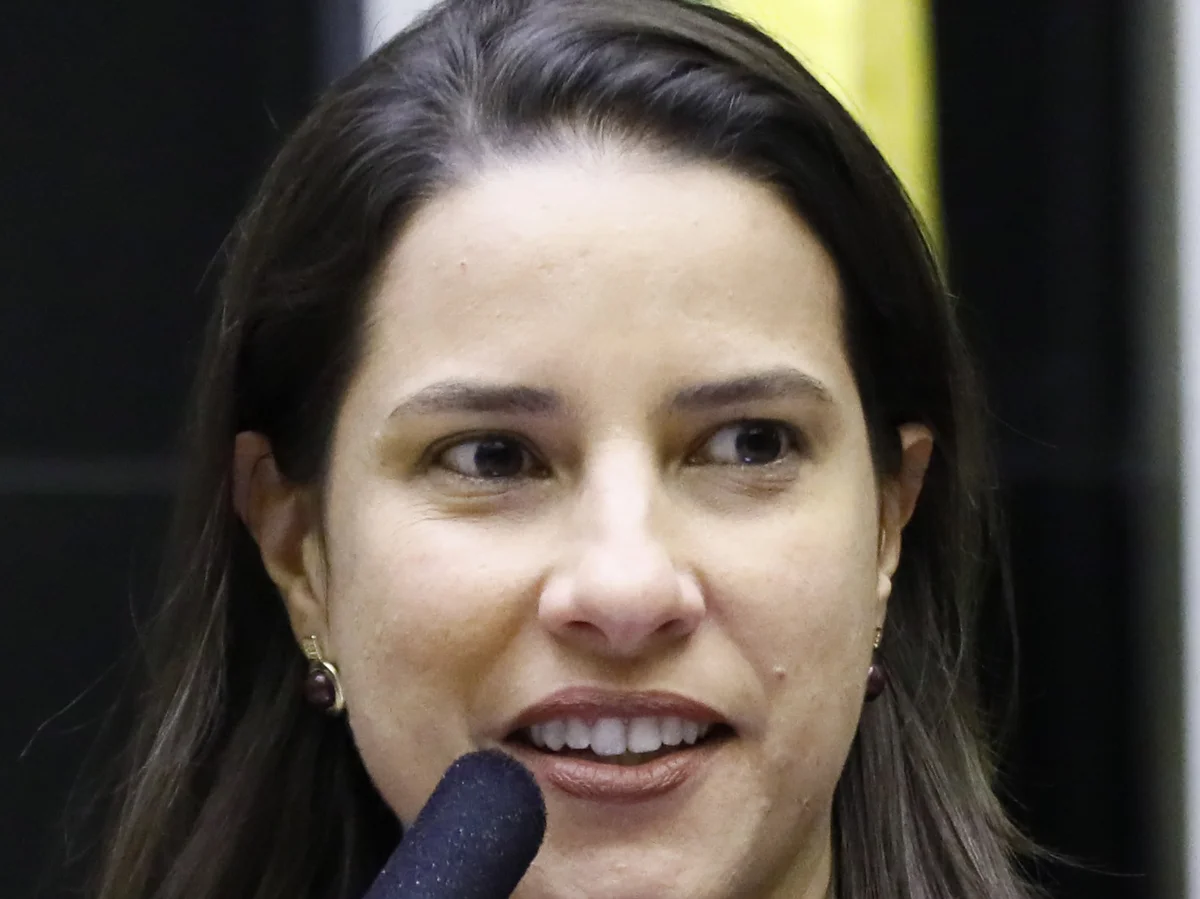 A governadora de Pernambuco, Raquel Lyra, ao microfone, em 2019