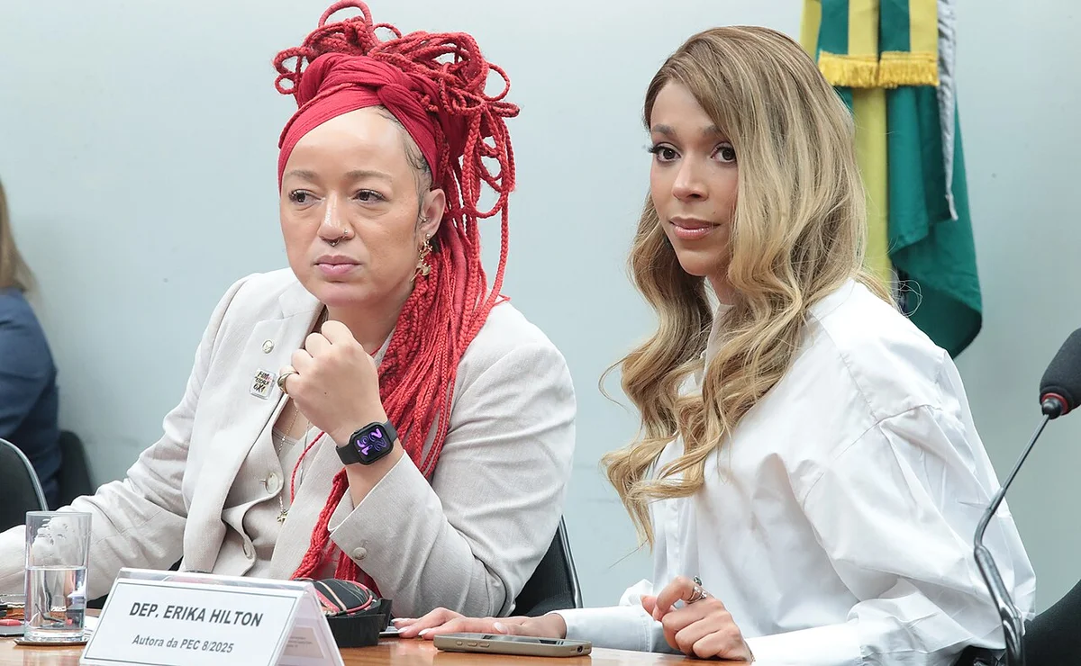 As deputadas Daiana Santos e Erika Hilton sentadas à mesa da comissão especial