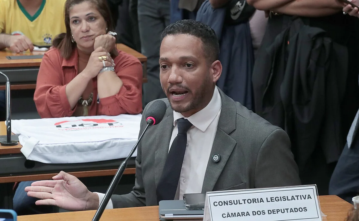 Rick Azevedo fala ao microfone em audiência pública na Câmara dos Deputados
