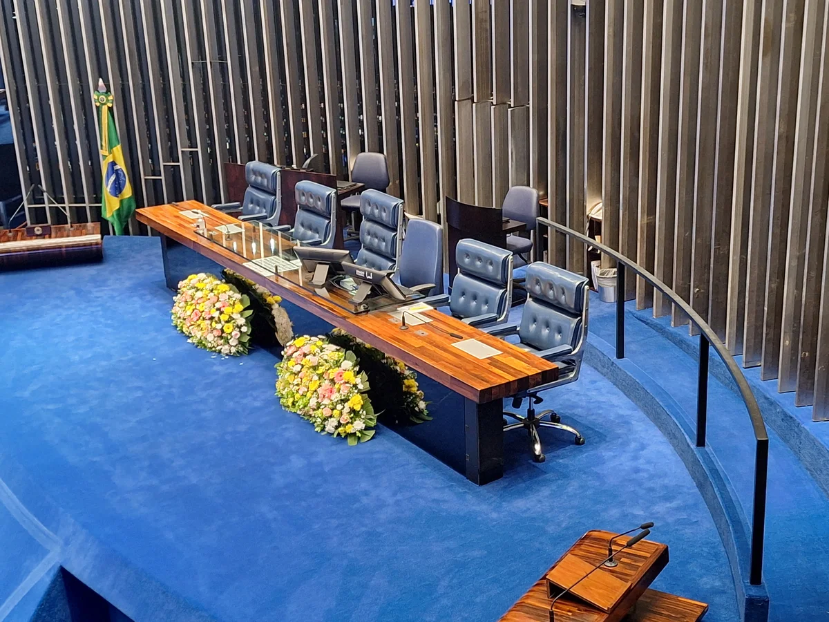 Mesa do plenário do Senado Federal vazia