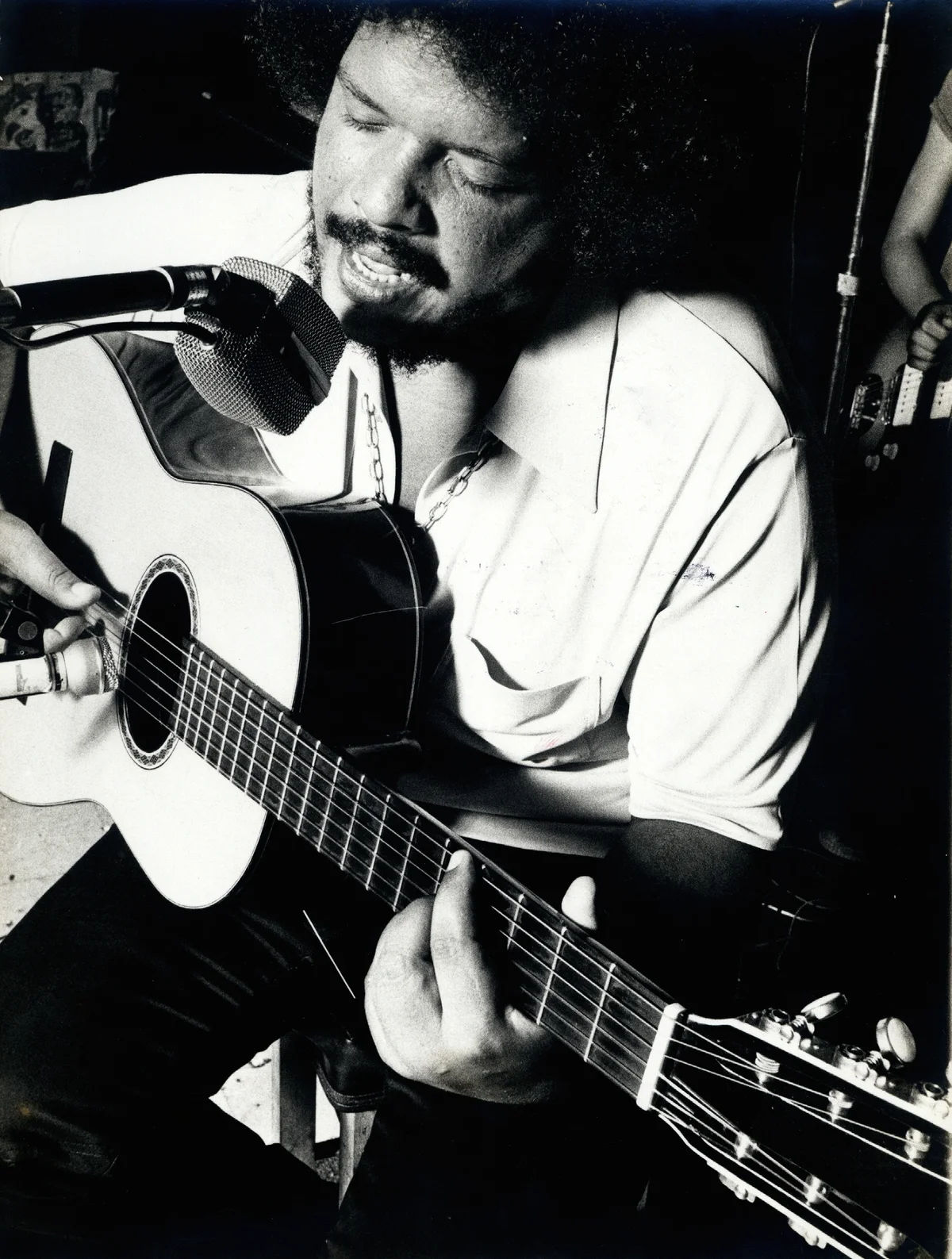 Tim Maia toca violão ao microfone, em foto em preto e branco de 1972