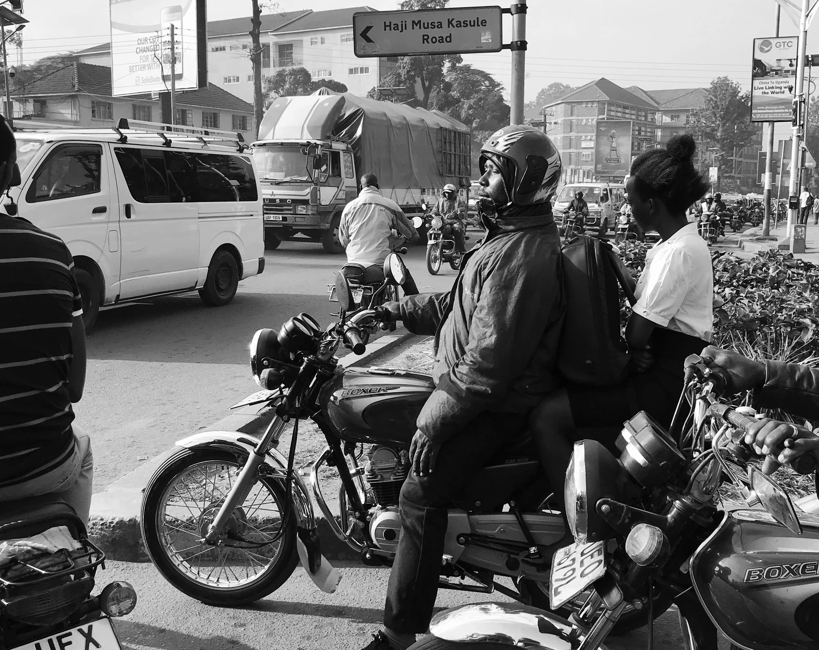 Motociclistas de boda-boda parados no trânsito em um cruzamento do centro de Kampala, em Uganda