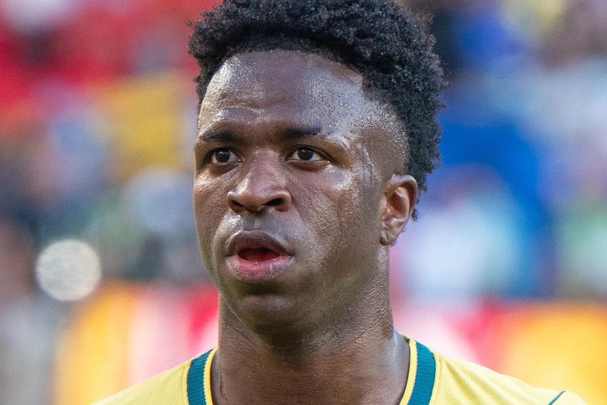 Vinícius Júnior com a camisa amarela da seleção brasileira, em campo