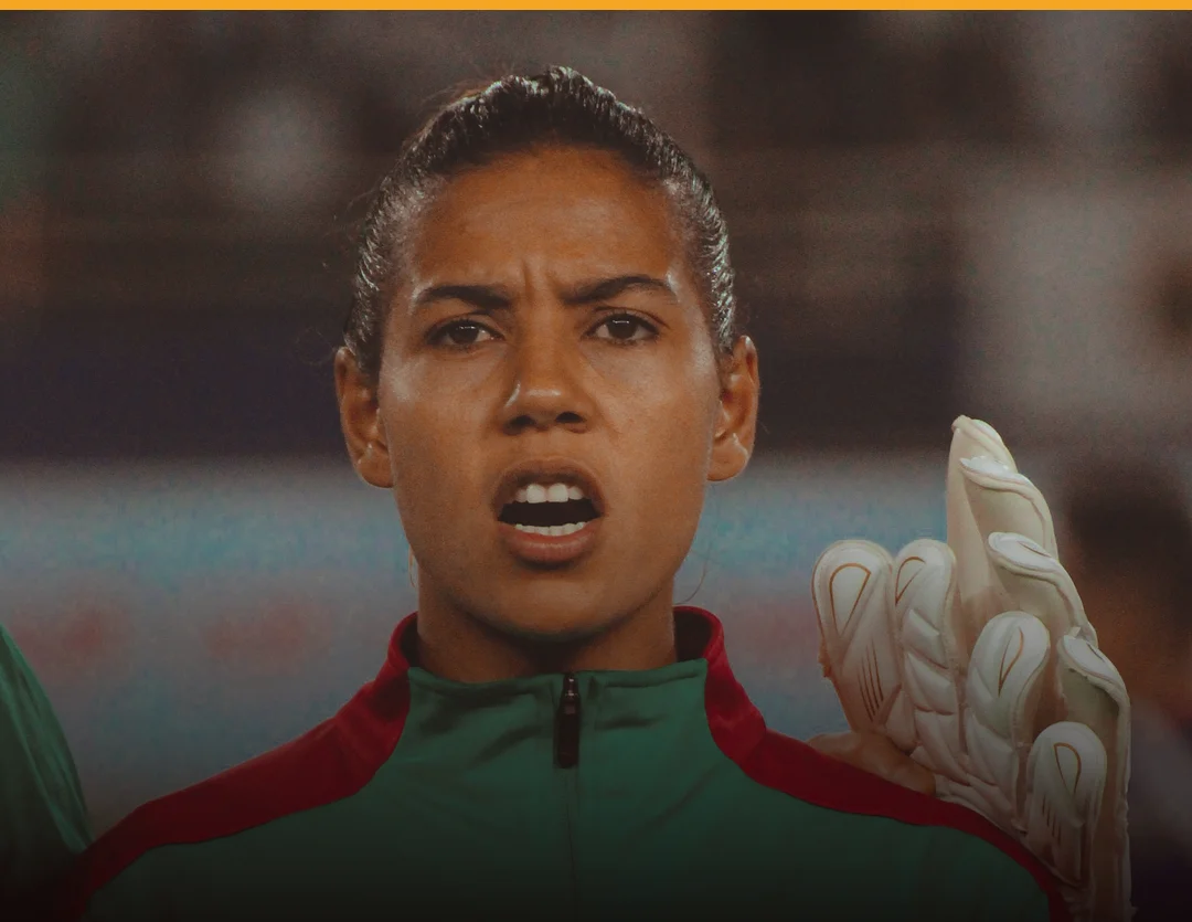 Ghizlane Chebbak perfilada com a camisa da seleção do Marrocos