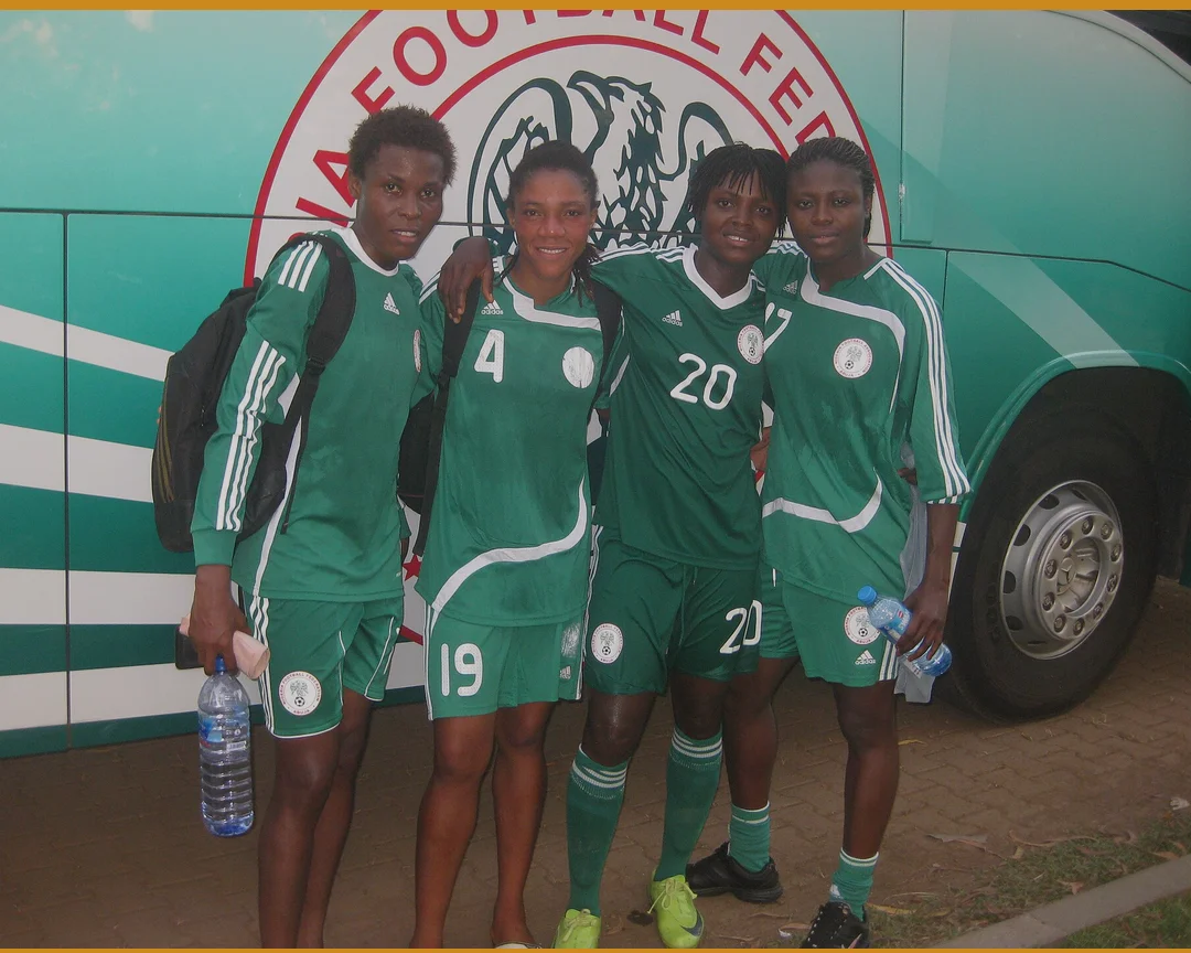 Jogadoras da seleção feminina da Nigéria em frente ao ônibus da federação, em Abuja